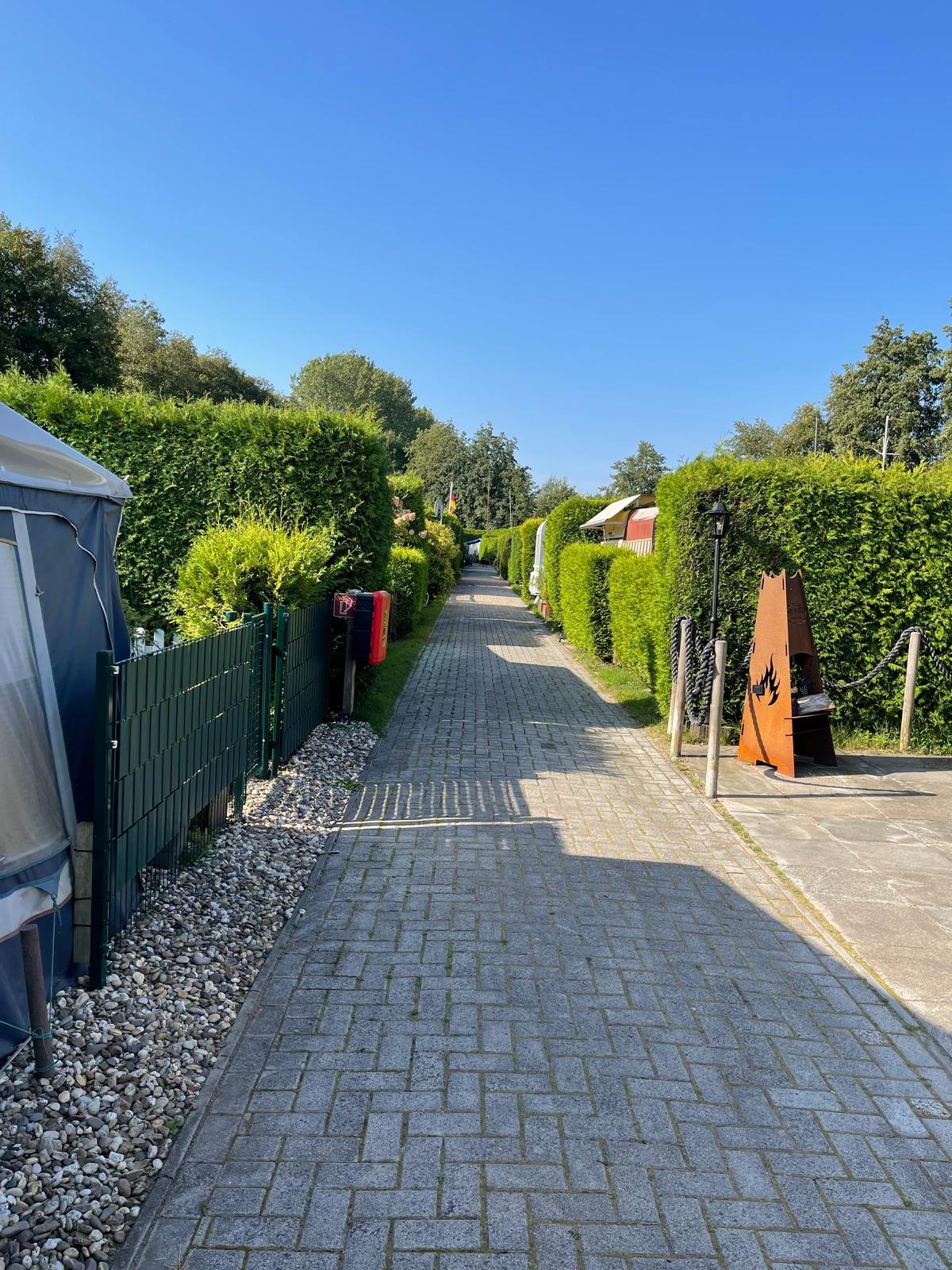 Grüner Weg zwischen den Stellplätzen