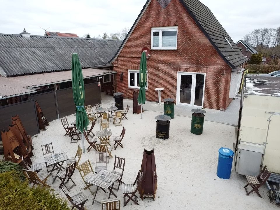 Terrasse und Gebäude der Kneipe