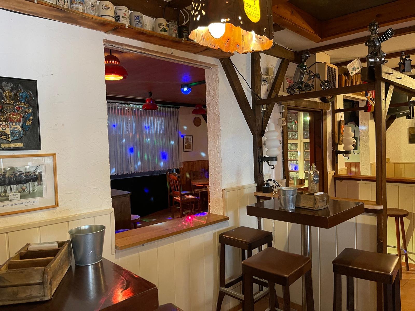 Die Theke und der Gastraum von Bi Willi