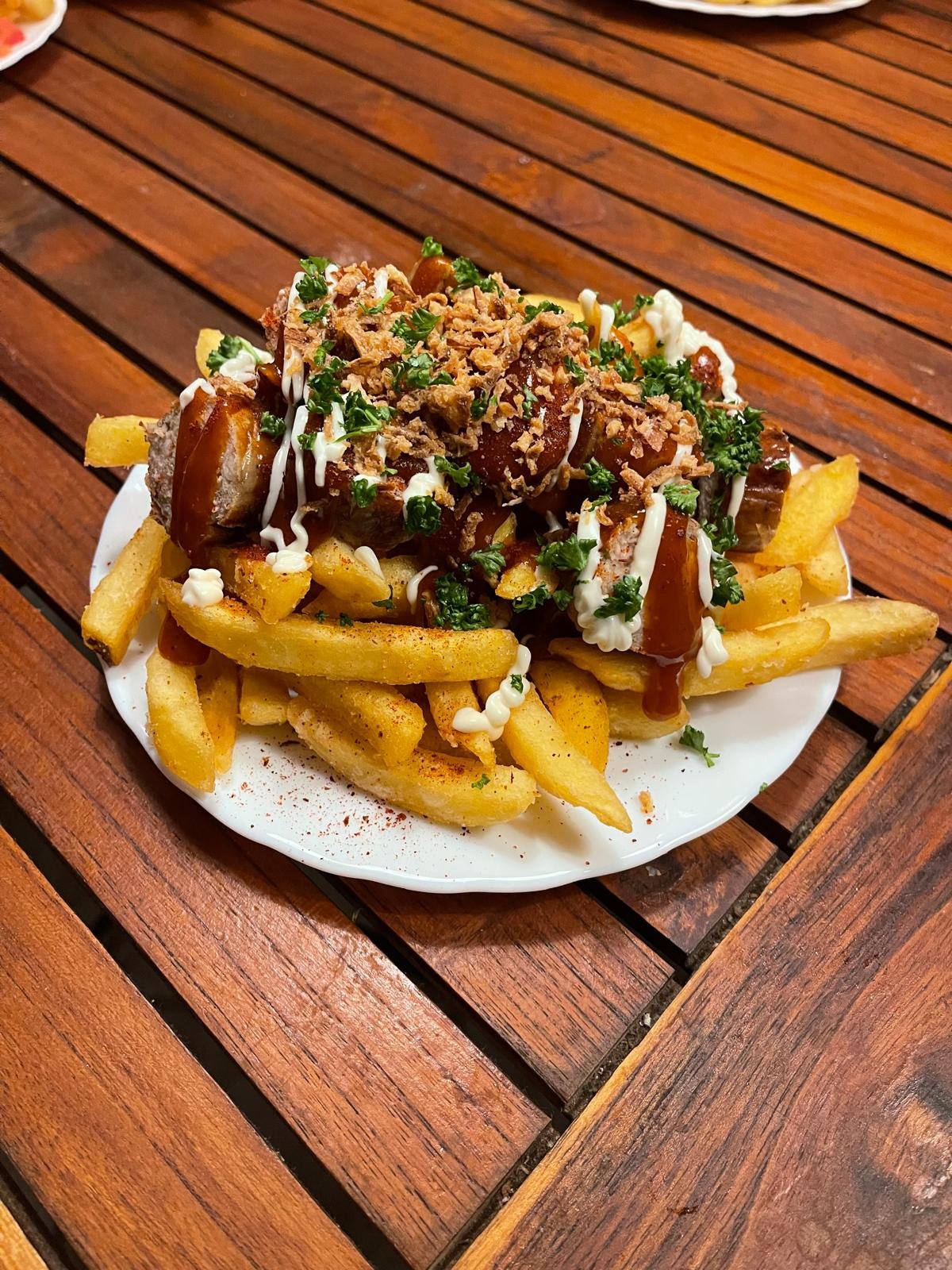 Currywurst Pommes