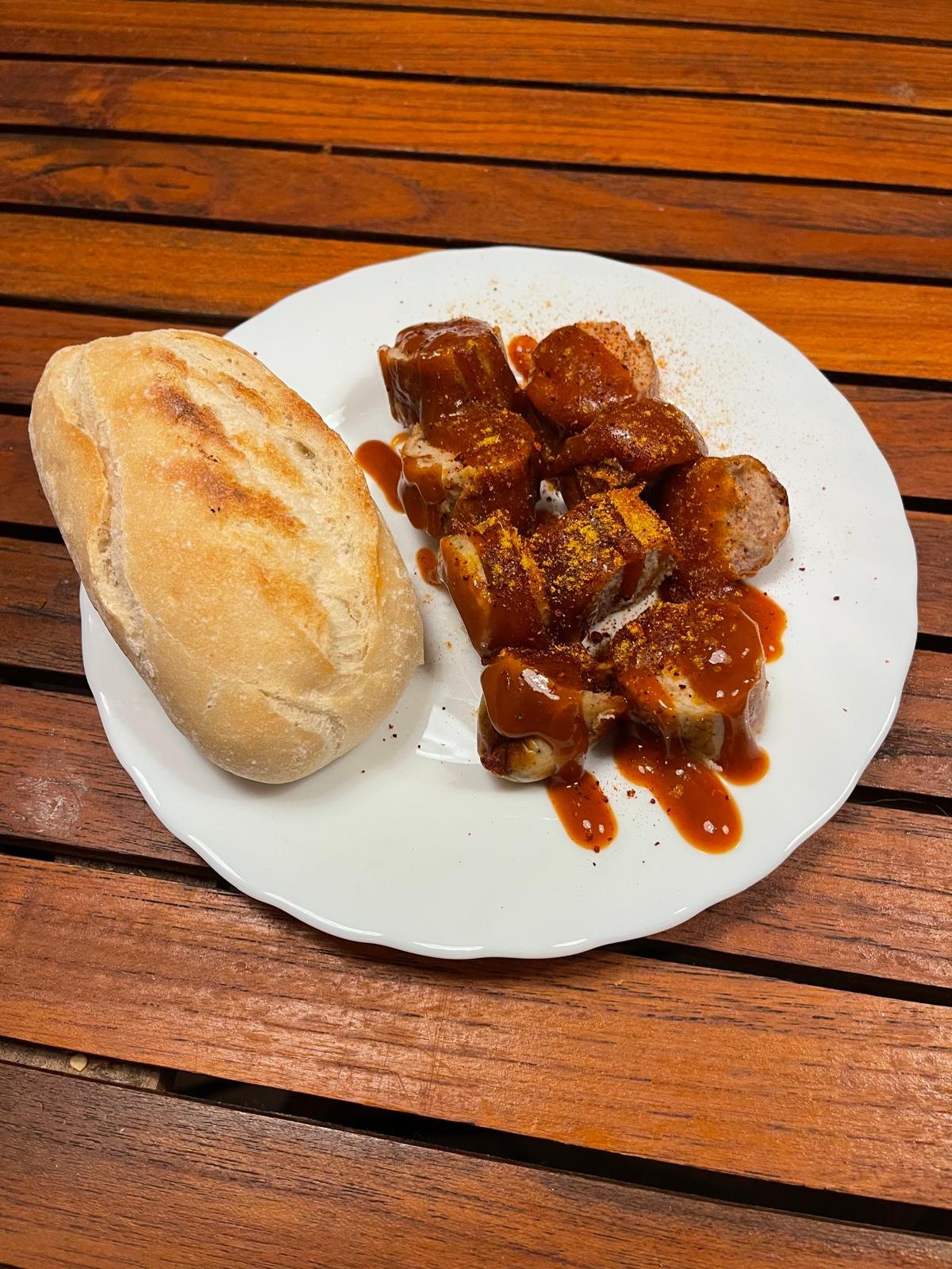 Currywurst mit Brötchen