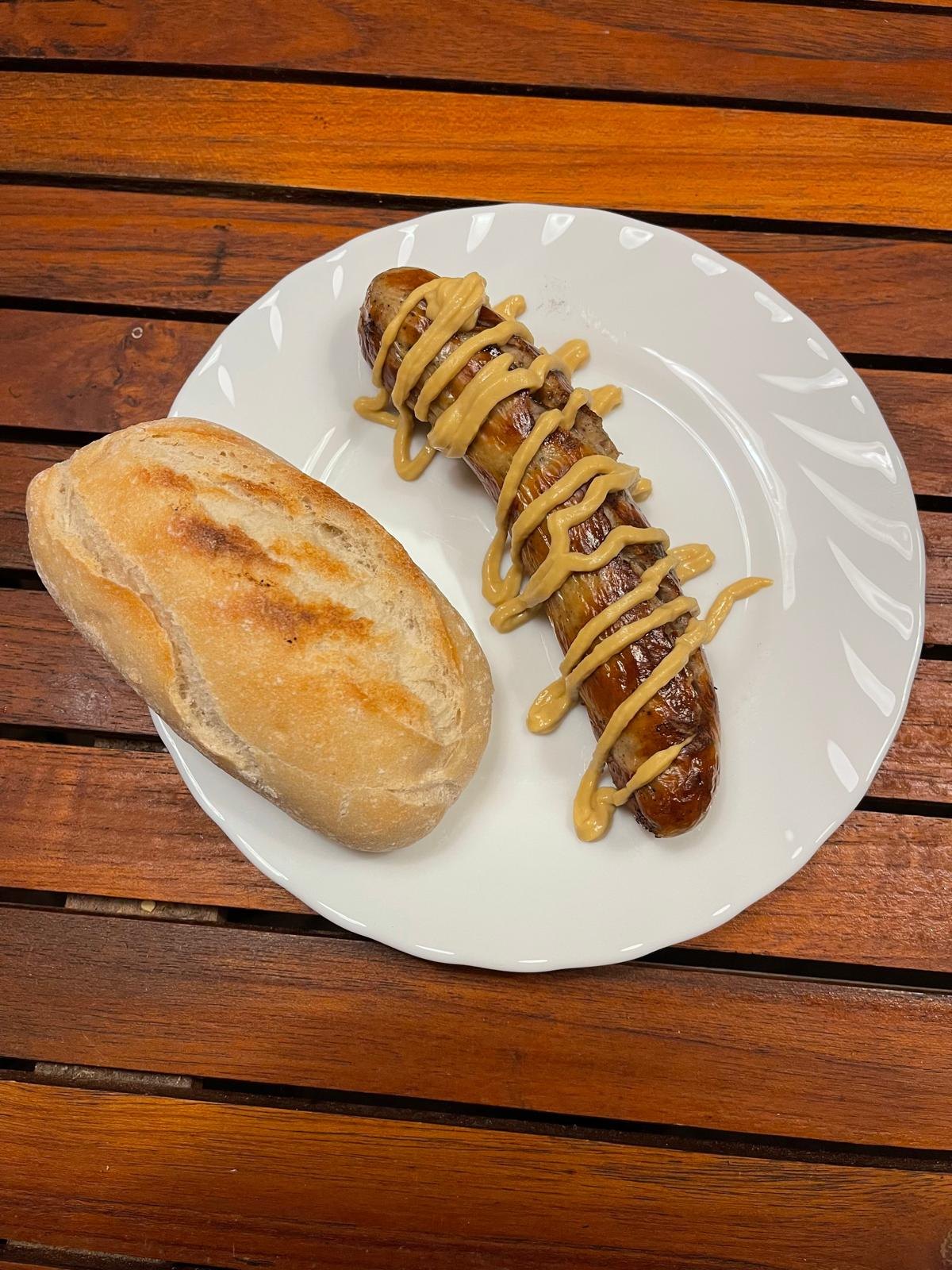 Bratwurst mit Brötchen